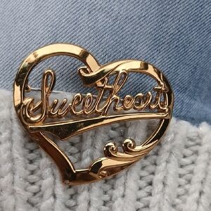 Elegant Vintage Gold Cursive 'Sweetheart' Heart Brooch Costume Jewelry